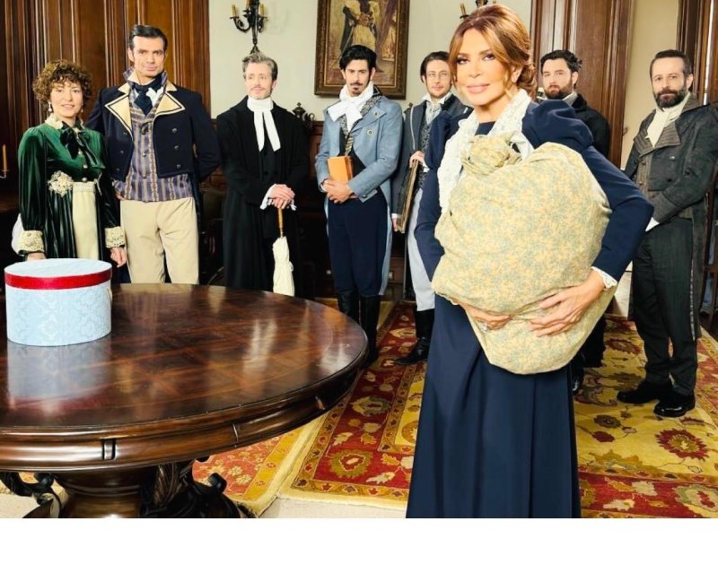 i_gynaika_piso_apo_ton_elgin