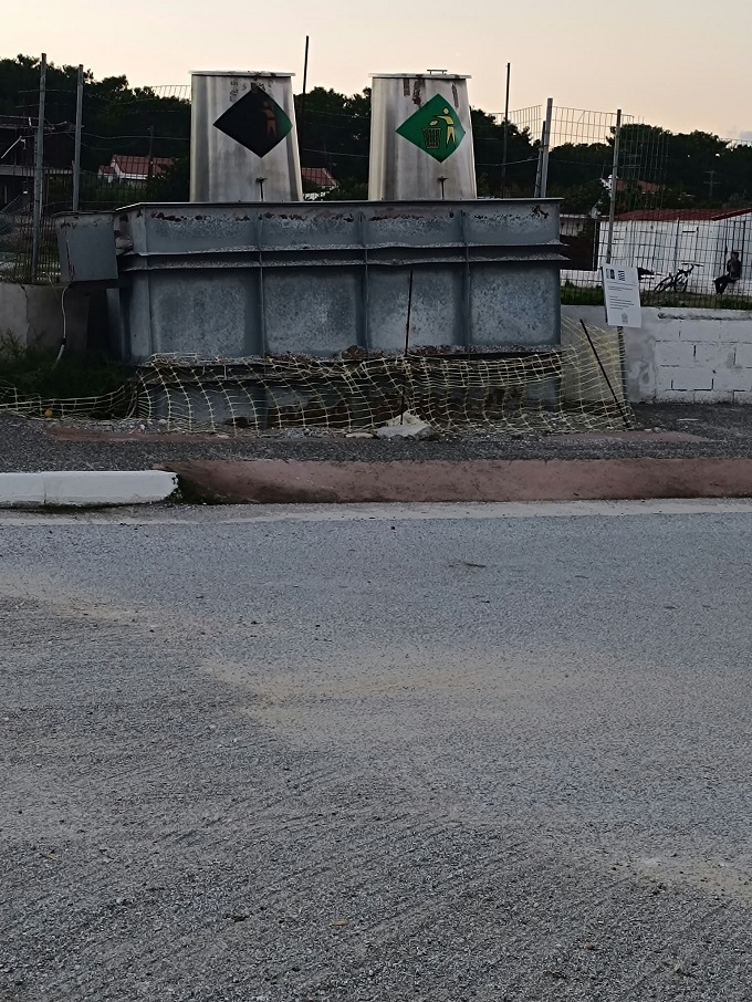 Υπόγειοι κάδοι απορριμμάτων στο Ηραίον της Σάμου που παραμένουν εκτός θέσης μετά τις βροχοπτώσεις.