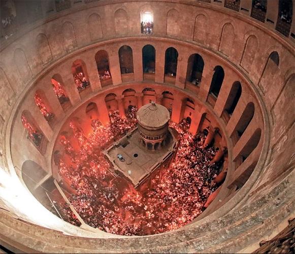 Το Ιερό Κουβούκλιο του Παναγίου Τάφου στον Ναό της Αναστάσεως στα Ιεροσόλυμα.