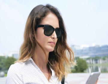 business-lady-texting