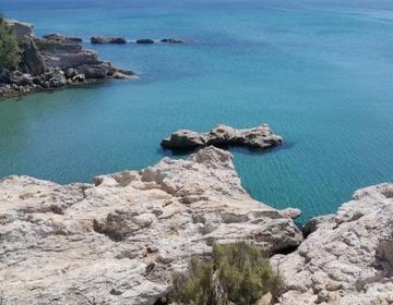 Βραχώδης ακτογραμμή με γαλαζοπράσινα νερά σε παραθαλάσσια περιοχή της Λήμνου.