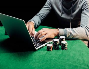 laptop-poker