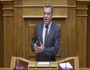 Ο Μάνος Κόνσολας προτείνει ανώτατο όριο στις χρεώσεις μεταφοράς εμπορευμάτων προς απομακρυσμένα νησιά.