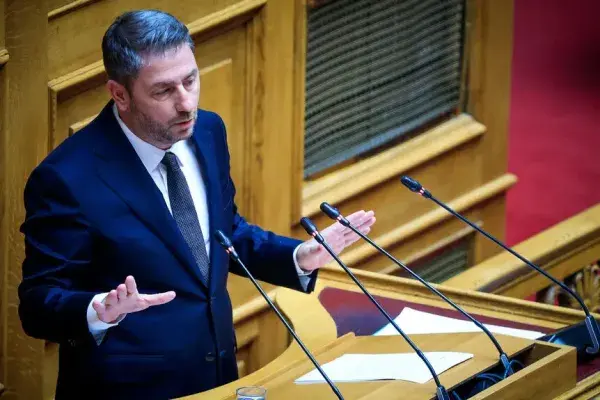 Πυρά κατά του πρωθυπουργού από τον πρόεδρο του ΠΑΣΟΚ στη Βουλή,