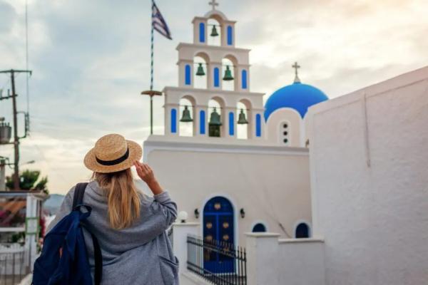 santorini-tourists-