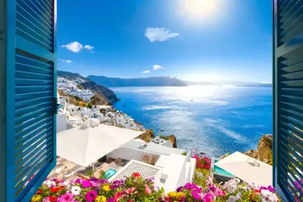santorini-tourists-