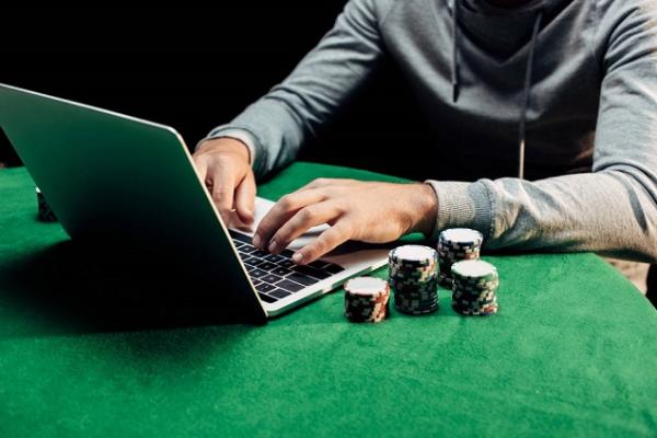 laptop-poker