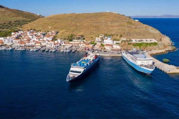 Επιβατηγό πλοίο εκτελεί ακτοπλοϊκό δρομολόγιο μεταξύ ελληνικών νησιών στο Αιγαίο.