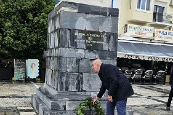 Ο πρώην αντιδήμαρχος Ανατολικής Σάμου Γιώργος Στάντζος καταθέτει στεφάνι στη μνήμη των ηρώων κατά τις επετειακές εκδηλώσεις στη Σάμο.