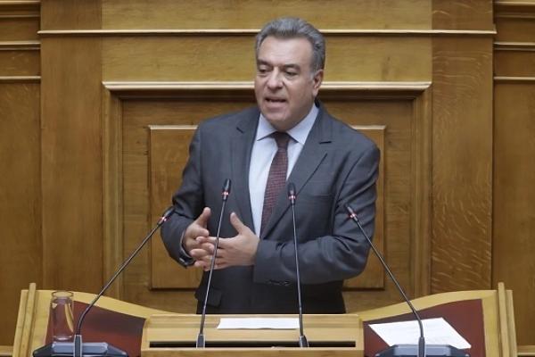 Ο Μάνος Κόνσολας προτείνει ανώτατο όριο στις χρεώσεις μεταφοράς εμπορευμάτων προς απομακρυσμένα νησιά.