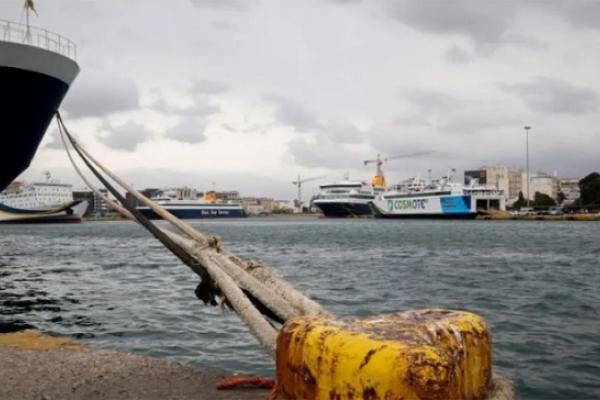 Λιμάνι του Πειραιά με δεμένο επιβατηγό πλοίο ενόψει της απεργίας της 30ής Οκτωβρίου 2026.