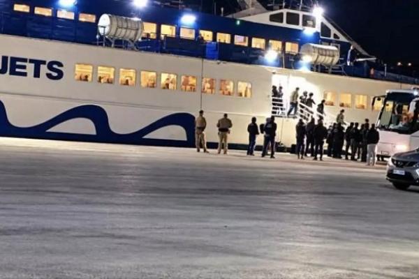 Άφιξη πλοίου με μετανάστες στη Μυτιλήνη και τη Σάμο.
