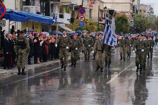 Στρατιωτική παρέλαση στην πόλη της Σάμου – αντιδράσεις για τη ματαίωση των εκδηλώσεων.