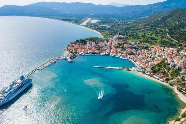 Το Βαθύ και το Πυθαγόρειο της Σάμου, που υπέστησαν καταστροφές από τον γερμανικό βομβαρδισμό της 17ης Νοεμβρίου 1943.