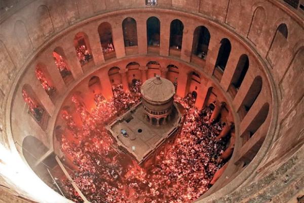Το Ιερό Κουβούκλιο του Παναγίου Τάφου στον Ναό της Αναστάσεως στα Ιεροσόλυμα.