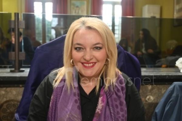 Η Βάσω Χοχλάκα ζητά ενημέρωση για τις μεταφορές προσφύγων και μεταναστών από την Κρήτη προς τη Λέσβο και τη Σάμο.